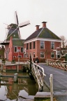 Draaibrug over het Boterdiep en molen Hunsingo in Onderdendam