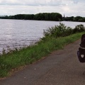 Ligfiets op het fietspad langs de Rijn bij Hersel
