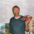 Maker Jim Gijbels met het model van mijn Daf 46