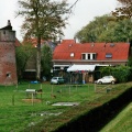 Zicht op gedeelte van de stadsmuur van Elburg met halfronde muurtoren