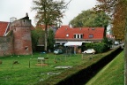 Zicht op gedeelte van de stadsmuur van Elburg met halfronde muurtoren