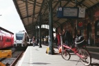 Met de ligfiets op station Groningen voor de trein naar Eemshaven