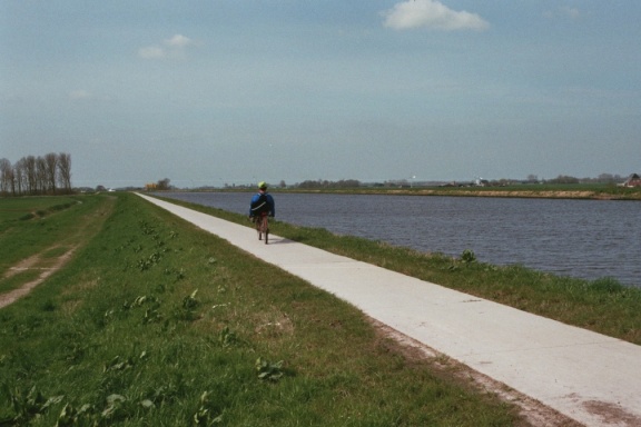 Ligfietsen langs het Eemskanaal