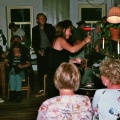 Marleen Bakker tijdens een optreden in het huiskamercafé in Westerwijtwerd