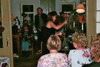 Marleen Bakker tijdens een optreden in het huiskamercafé in Westerwijtwerd