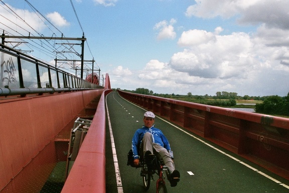 Ligfietsen over de spoorbrug over de IJssel bij Zwolle